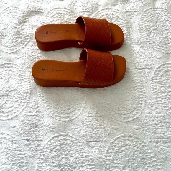 Gloria Vanderbilt: New Brown Leather Upper Wide Band, Sandals. Size 9 - Picture 4 of 8